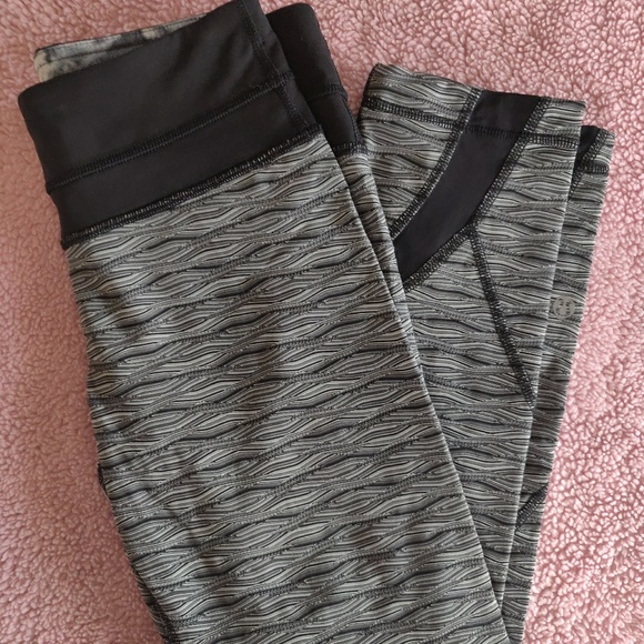 lululemon athletica Pants - Lululemon Cropped Leggings Yoga Pants Size 4